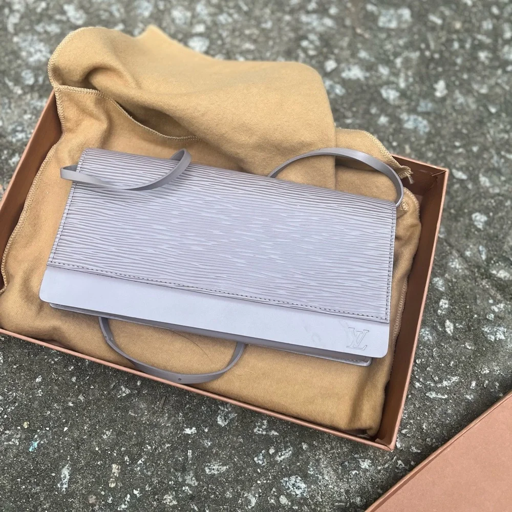 Lovely lavender LV leather bag - Picture 11 of 13